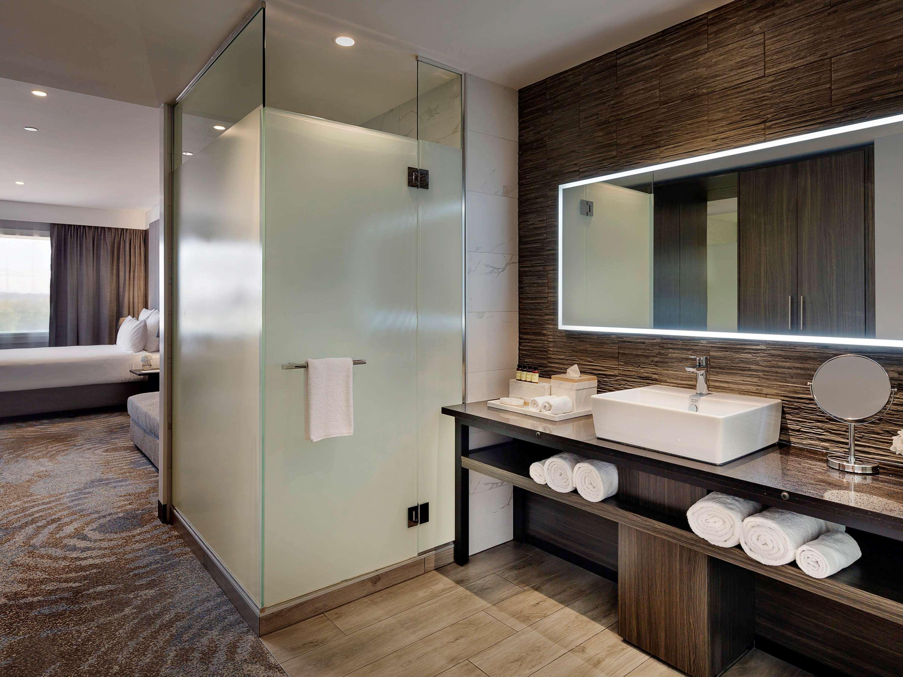 Отель Pullman Роторуа Экстерьер фото A bathroom at the hotel