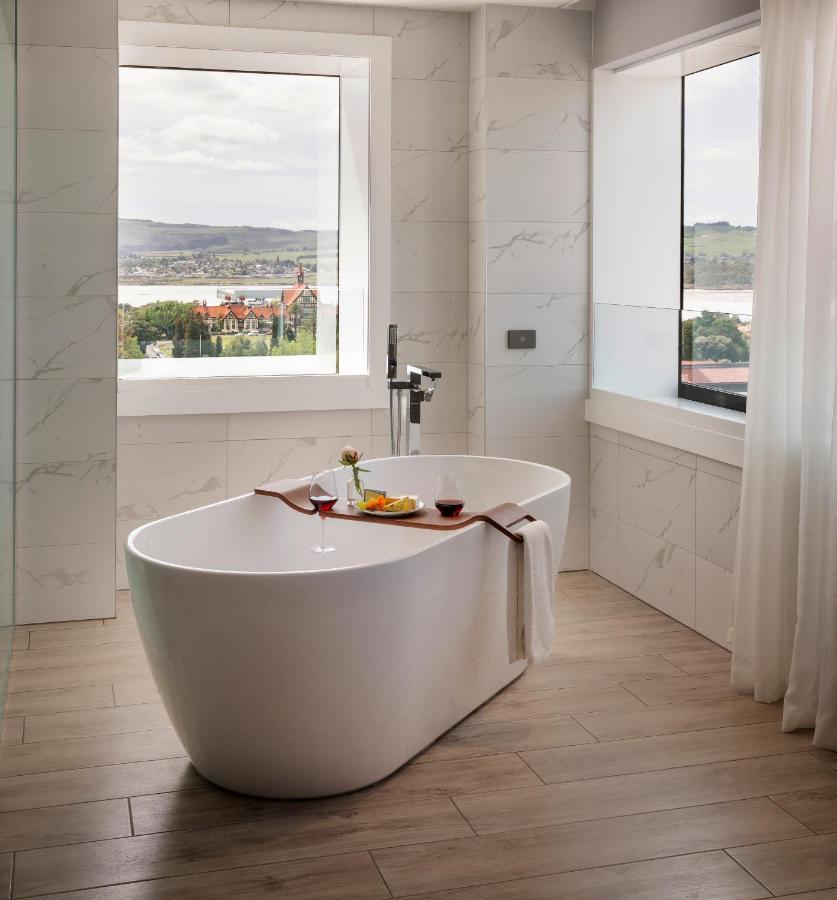 Отель Pullman Роторуа Экстерьер фото A freestanding bathtub